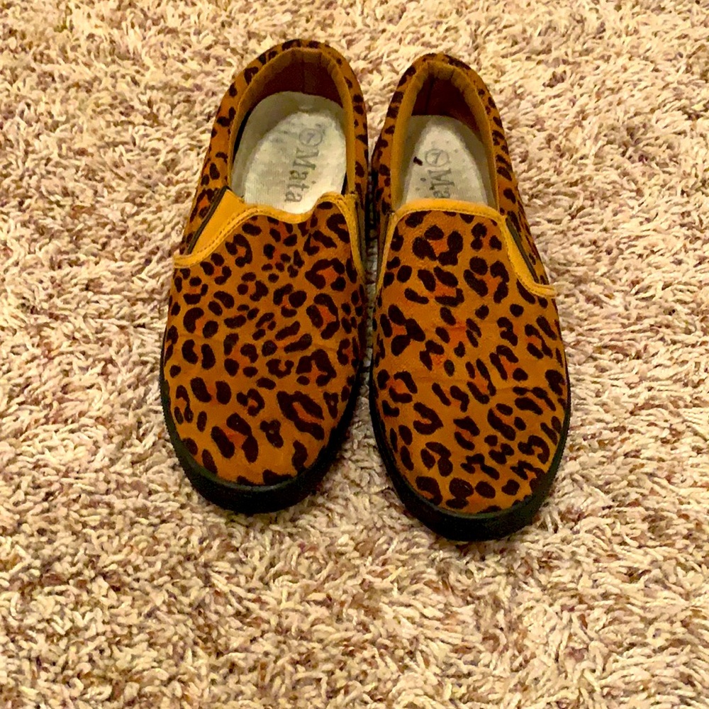 Super cute cheetah print loafers 😸